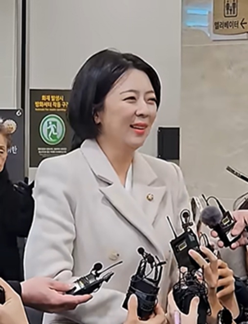 Rep. Bae Hyun-jin of the People Power Party speaks with reporters after paying her respects at the funeral of the late actor Ahn Sung-ki at Seoul St. Mary’s Hospital in Seocho-gu, Seoul, Monday. (YouTube @Hwanggija)