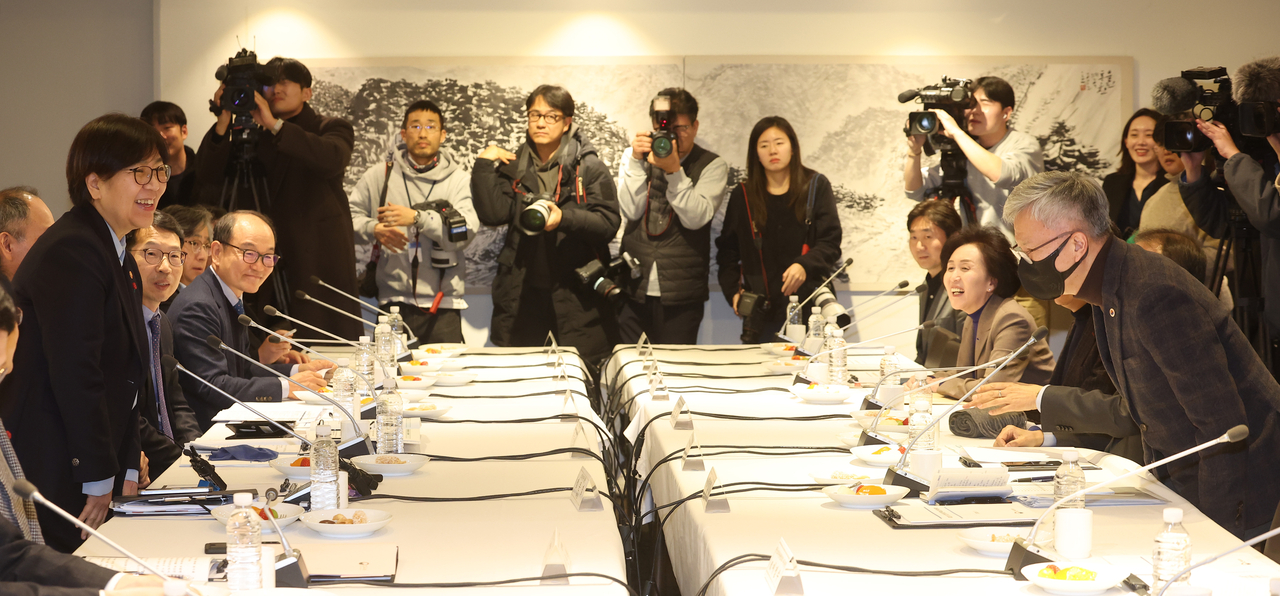 Health Minister Jung Eun-kyeong (first left) and Korean Medical Association President Kim Taek-woo (first right) greet each other on Tuesday, ahead of the Medical Policy Deliberation Meeting, held in Jung-gu, Seoul. (Yonhap)