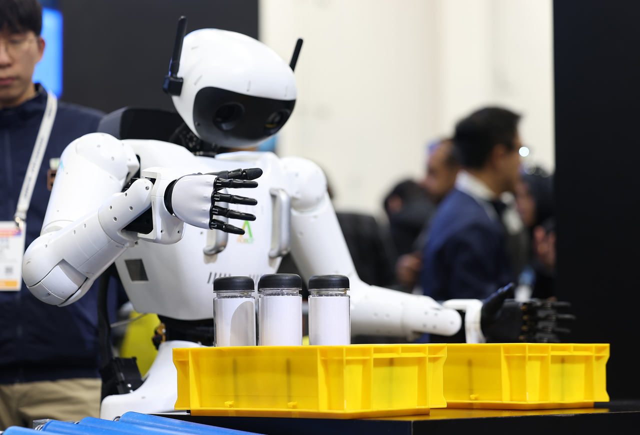 On the opening day of CES on Jan. 6, AeiROBOT’s humanoid robot Alice moves arranges items in a demonstration at the Las Vegas Convention Center in Las Vegas. (Yonhap)