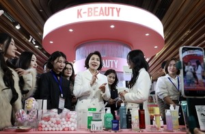 “저녁마다 李대통령과 ‘1일 1팩’”…김혜경 여사, K-뷰티 홍보
