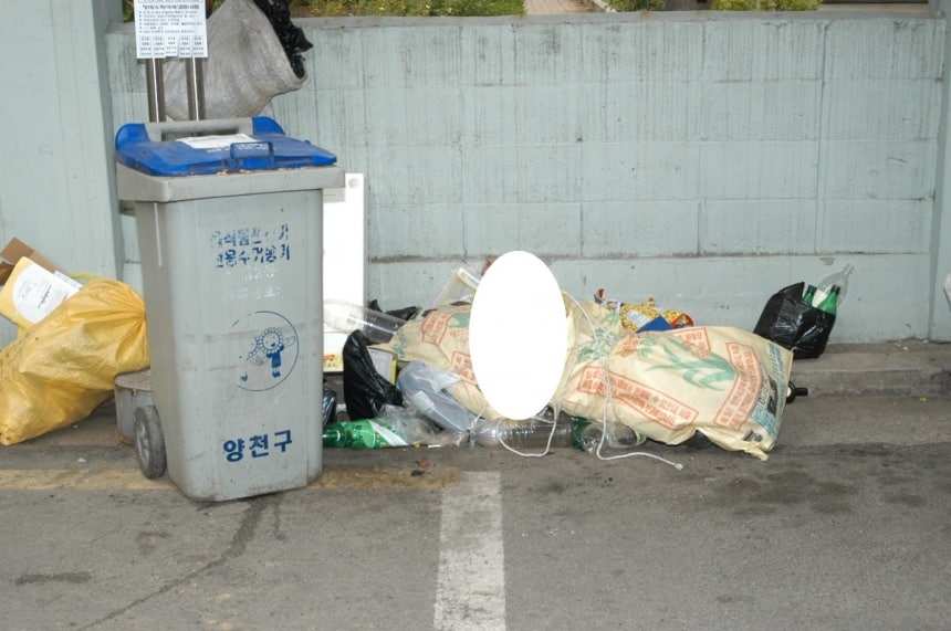 A photo released by Seoul Metropolitan Police shows the first victim, discovered on the side of a road in Seoul in 2005, wrapped in rice sacks. (Seoul Metropolitan Police)