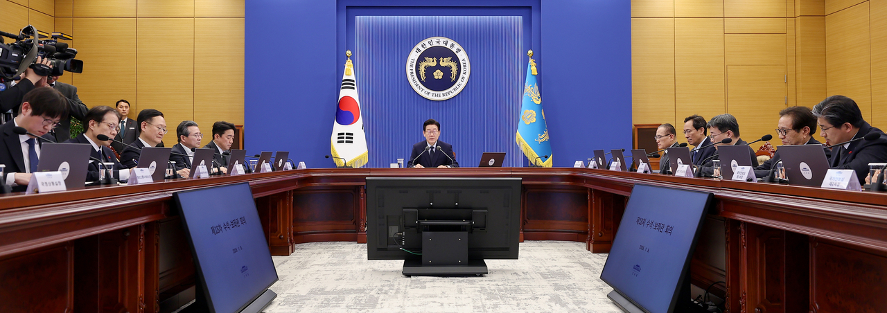 President Lee Jae Myung presides over a meeting of senior presidential aides at the Cheong Wa Dae on Thursday. (Yonhap)