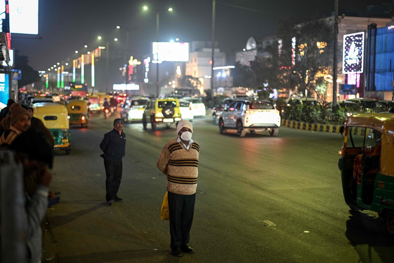 A man wearing a face mask waits at a bus stop on a smoggy evening in New Delhi. This image is not directly related to the story. (AFP)