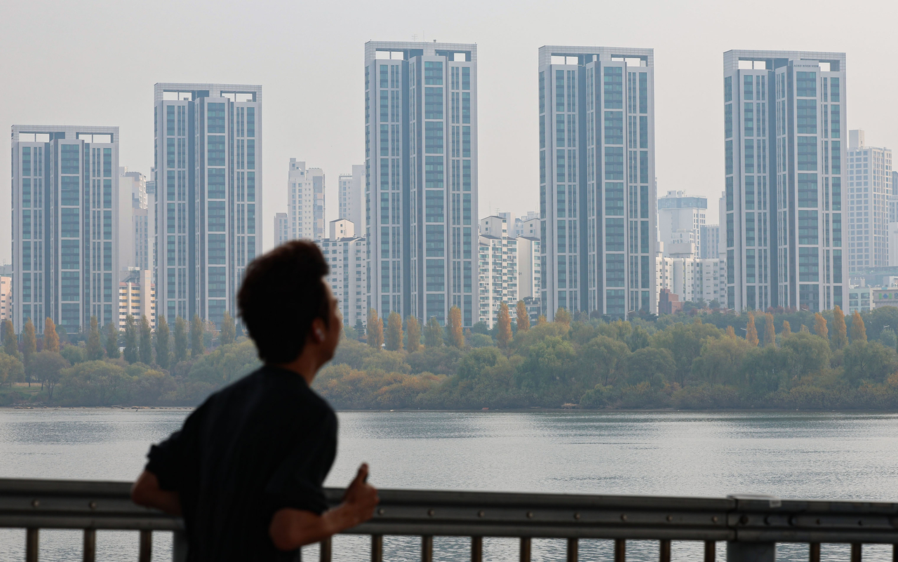 This photo shows high-end residential apartment buildings in Seoul seen from Jamsugyo bridge on the Han River in November. (Newsis)
