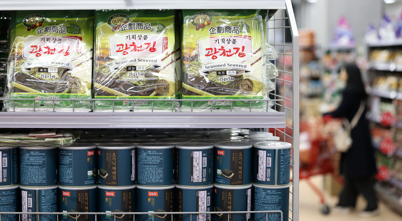 Dried seaweed products from KwangcheonKim are displayed at a supermarket in Seoul on Dec. 14. (Newsis)