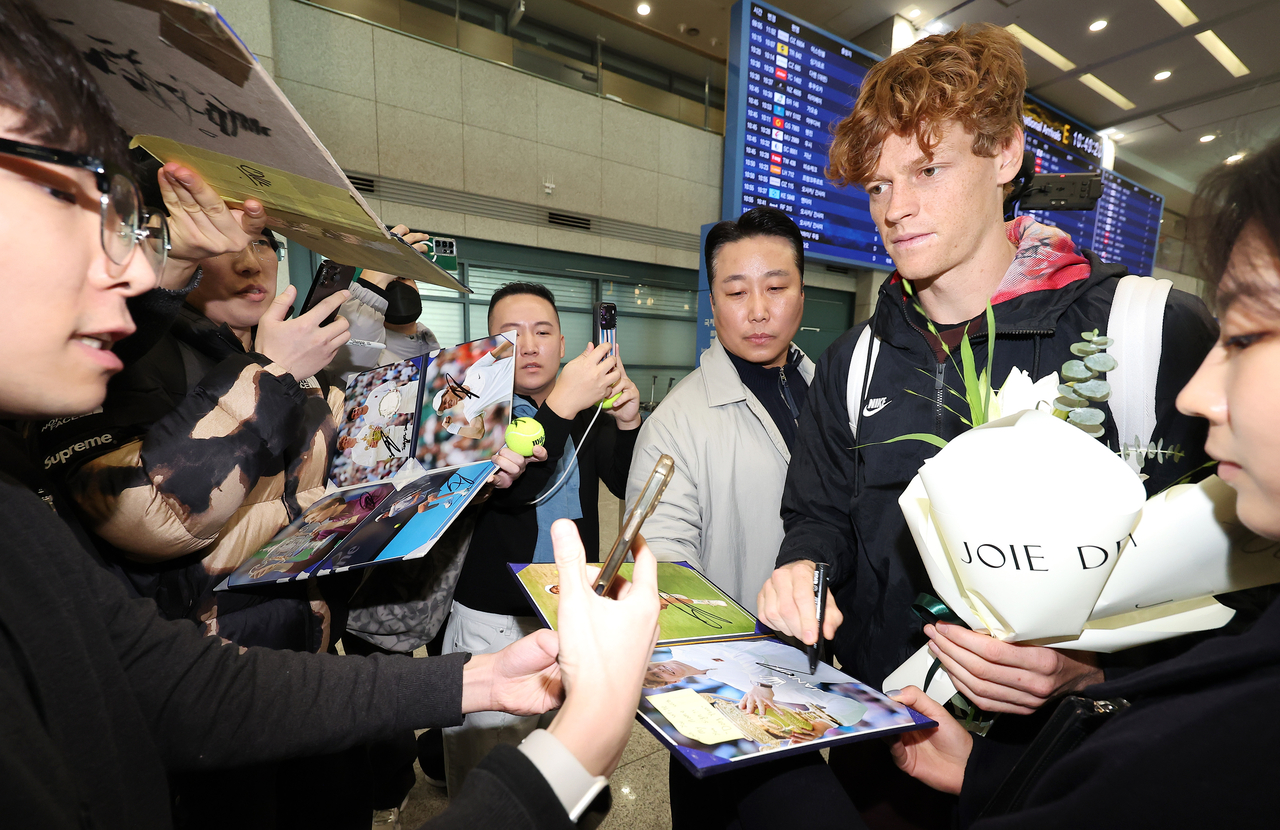 Italian tennis star Jannik Sinner arrives at Incheon International Airport, west of Seoul, on Wednesday, and greets fans ahead of the Hyundai Card Super Match exhibition against Carlos Alcaraz. (Yonhap)