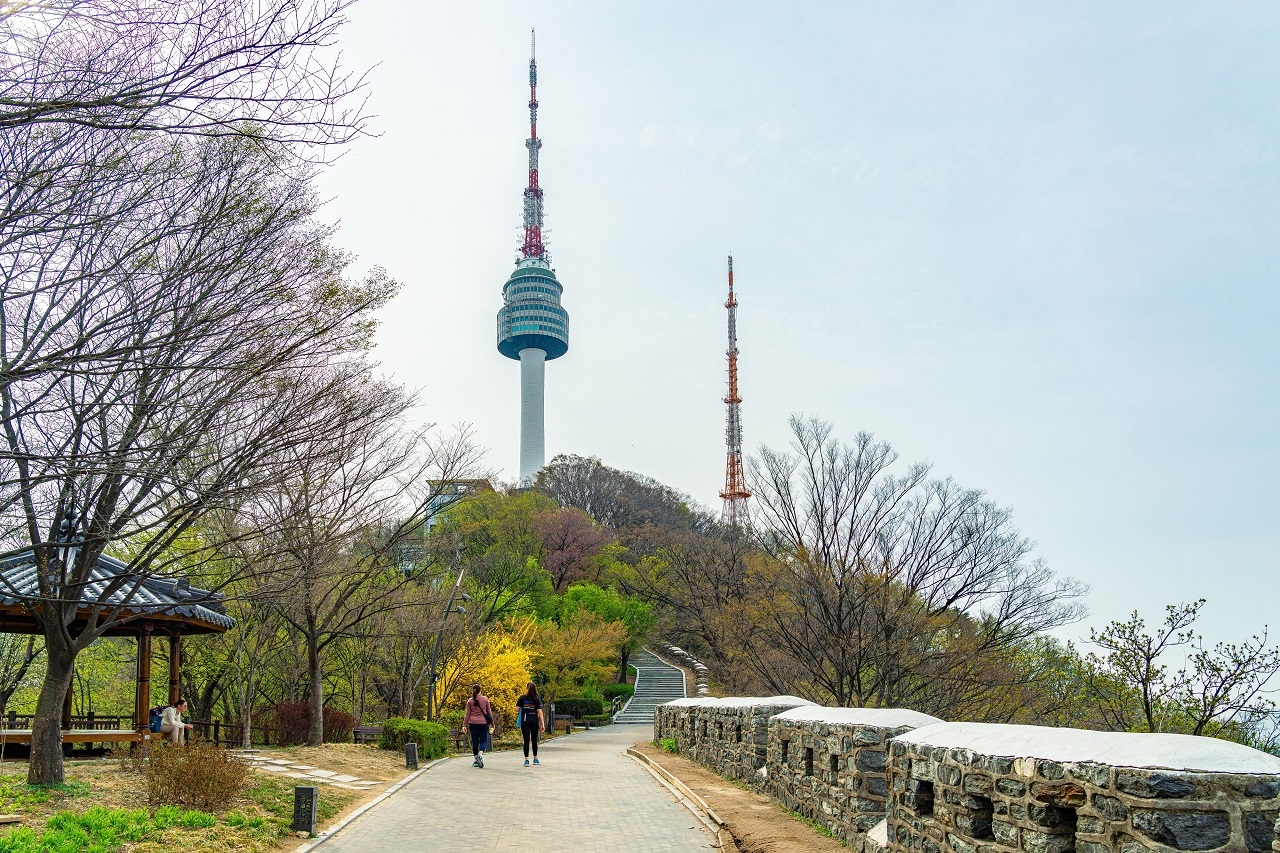 Namsan Park, surrounding Namsan Tower in central Seoul, is a major tourist destination and national landmark. It ranked fifth in online mentions but first in positive mentions. (Seoul City)