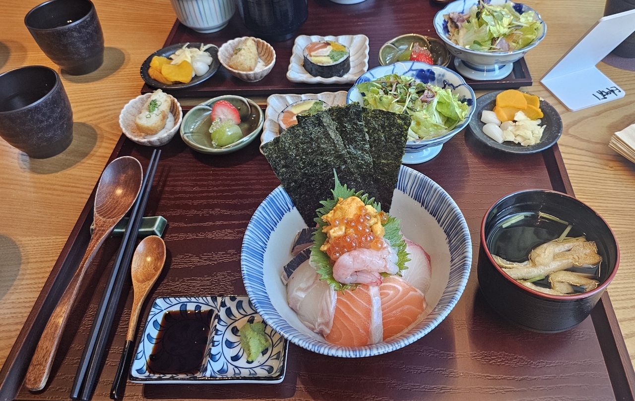 Kaisen-don set meal at Hikarimono (Lee Yoon-seo/The Korea Herald)