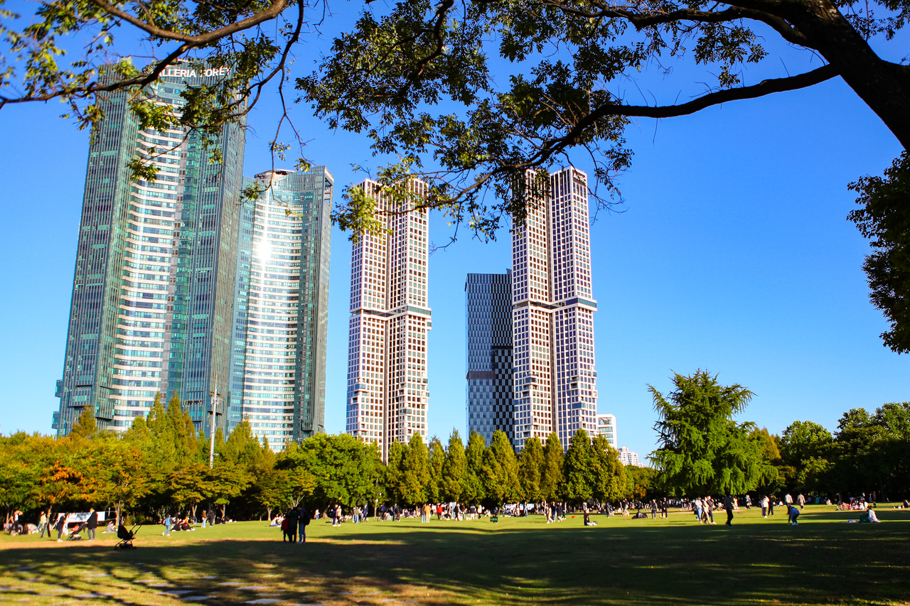 Seoul Forest, once a royal hunting ground, is located near Seongsu-dong in eastern Seoul. According to data by the Seoul AI Foundation from 2024, this park ranked first in online mentions. (Photo by A Fun Couple on Flickr)