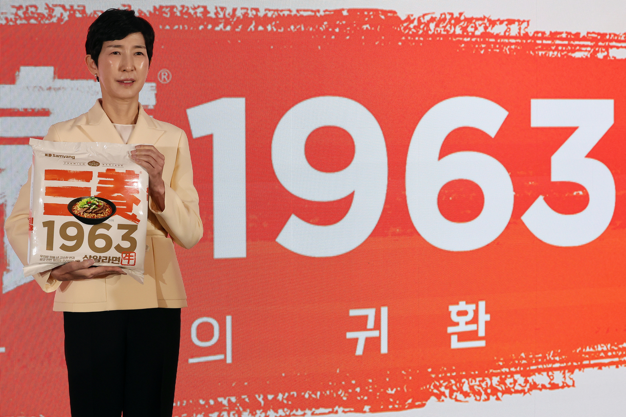 김정수 부회장이 지난해 11월 서울 중구 보코서울명동 호텔에서 열린 삼양식품 신제품 출시 발표회에서 우지 유탕으로 만든 삼양 1963을 소개하고 있다. [연합]