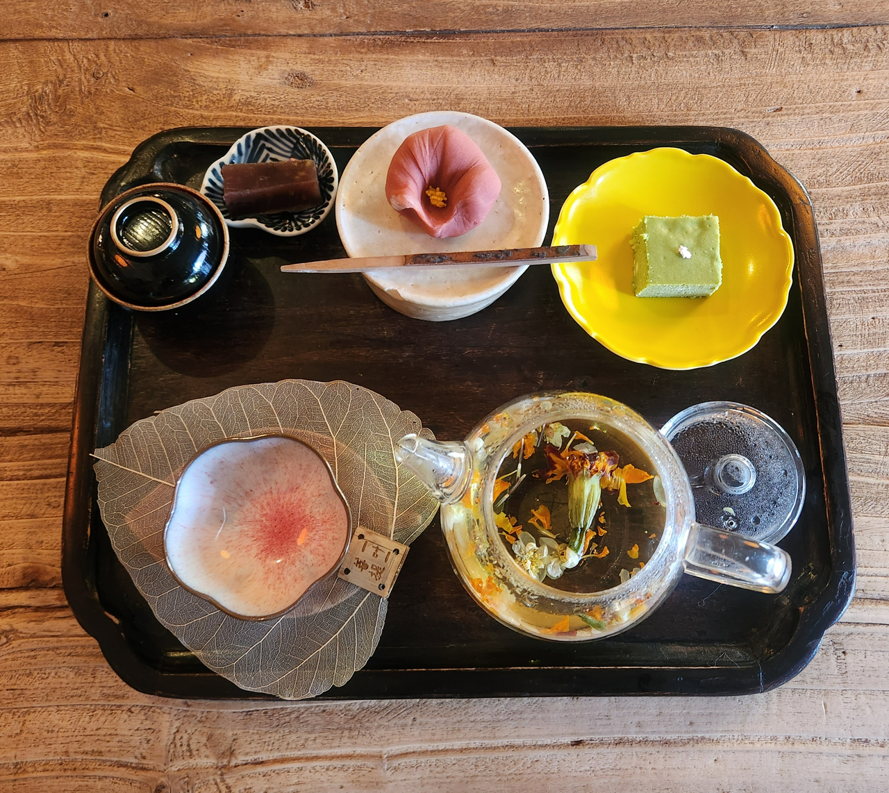 T.Nomad's "Nomad Tea Set," including the tea house's signature floral tea and sweets (Lee Jung-joo/The Korea Herald)