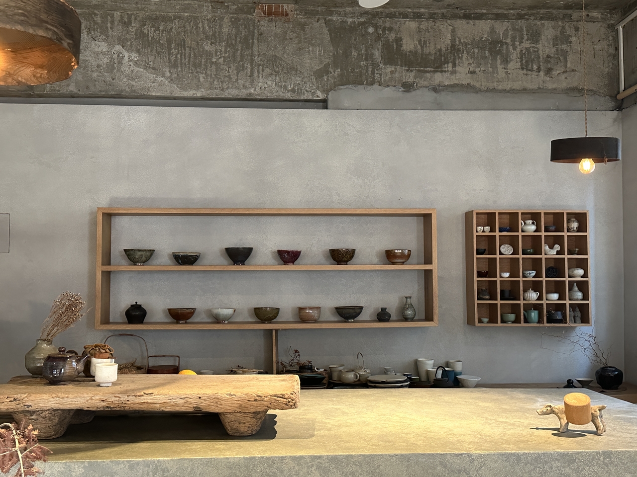 T.Nomad's interior, arranged of 150-year-old wood and stones originating from South Korea (Lee Jung-joo/The Korea Herald)