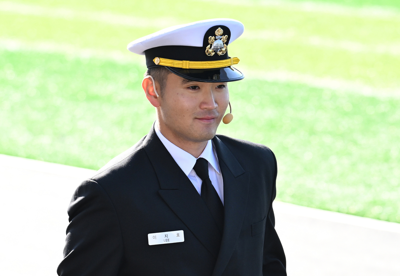 Lee Jee-ho, son of Samsung Electronics Chair Lee Jae-yong, is seen at the commissioning ceremony for the 139th class of officer candidates at the Republic of Korea Naval Academy in Changwon, South Gyeongsang Province, Nov. 28, 2025. (Joint Press Corps)