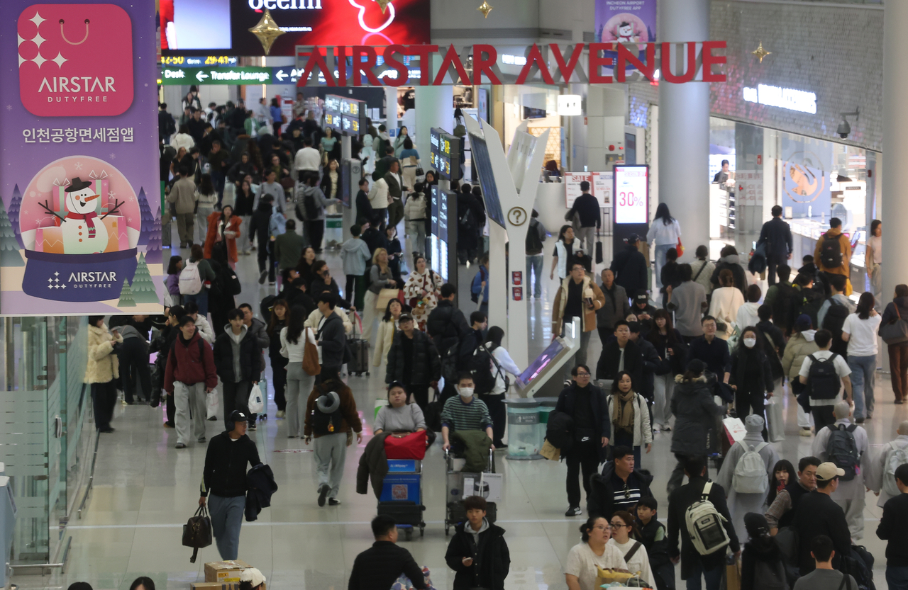 This file photo taken Dec. 23, 2025, shows Terminal 1 of Incheon International Airport in Incheon, west of Seoul, crowded with air travelers ahead of Christmas. (Yonhap)