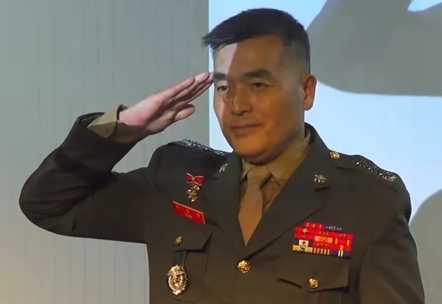 Col. Park Jung-hoon salutes before delivering remarks after receiving a special award at a ceremony hosted by the civic Roh Hoe-chan Foundation in Jongno-gu, Seoul, in February 2024. (YouTube screencapture)
