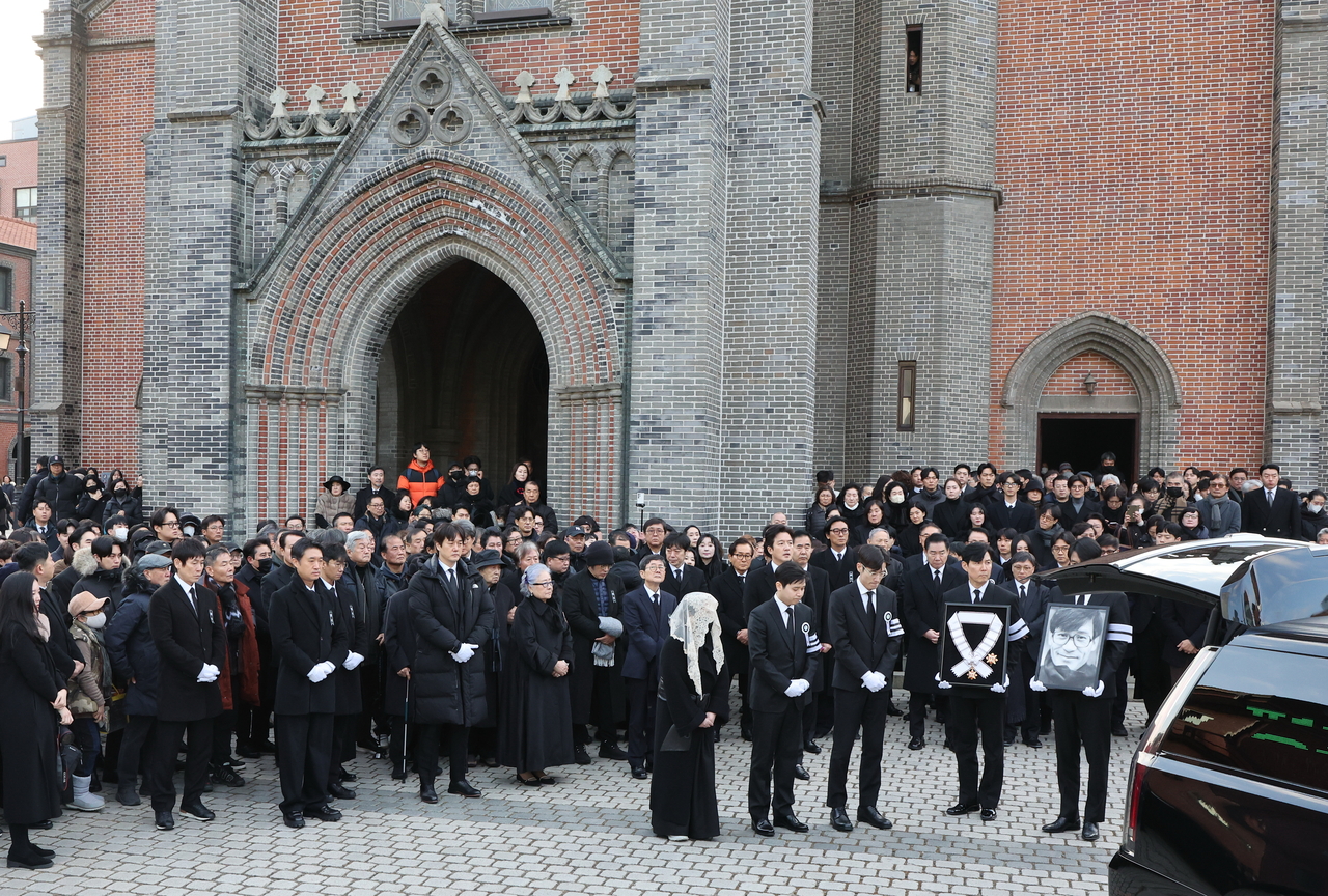 Family members and fellow actors bid farewell to the late actor Ahn Sung-ki after his funeral Mass at Myeongdong Cathedral in Jung-gu, Seoul, on Friday. (Yonhap)