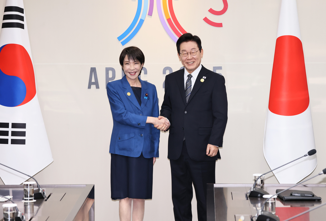 South Korean President Lee Jae Myung (right) shakes hands with Japanese Prime Minister Sanae Takaichi ahead of their talks in Gyeongju, North Gyeongsang Province, Oct. 30, 2025. (Kyodo News via Getty Images)