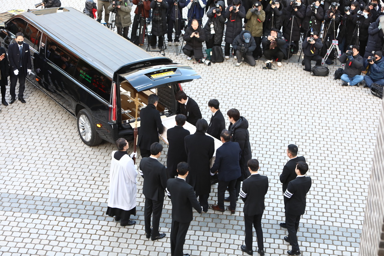Family members and fellow actors bid farewell to the late actor Ahn Sung-ki after his funeral Mass at Myeongdong Cathedral in Jung-gu, Seoul, on Friday. (Yonhap)