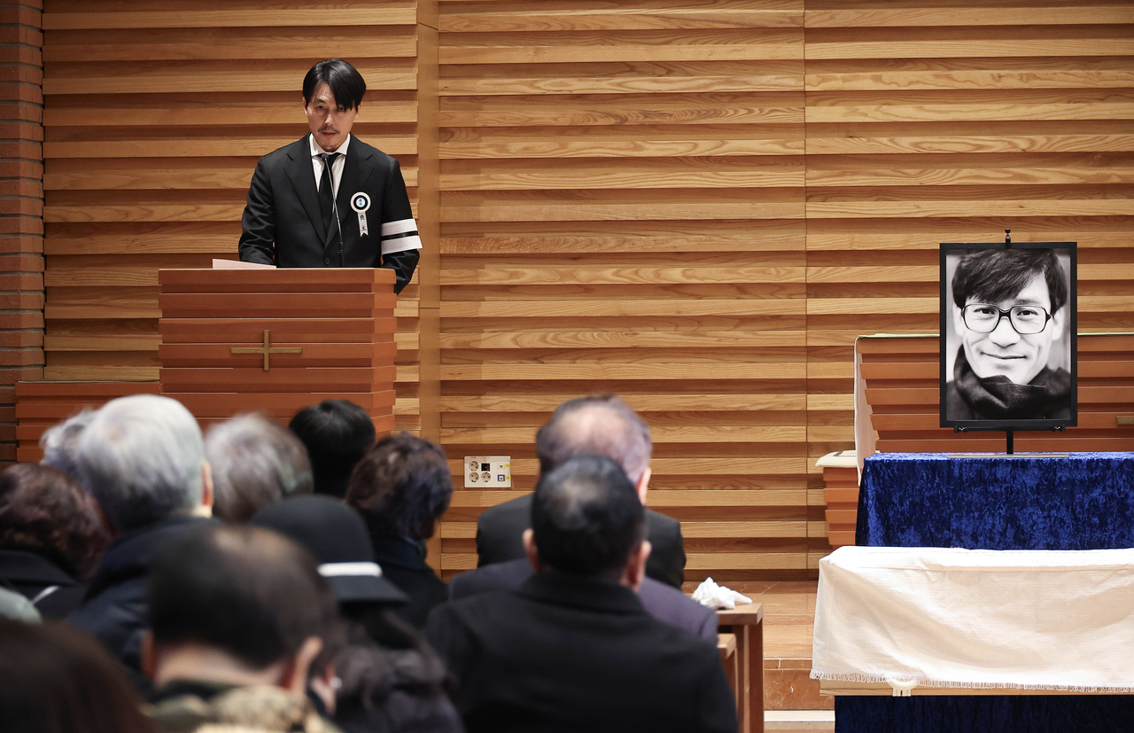 Actor Jung Woo-sung delivers a eulogy at the funeral of actor Ahn Sung-ki at Myeongdong Cathedral in Jung-gu, Seoul, on Friday. (Yonhap)