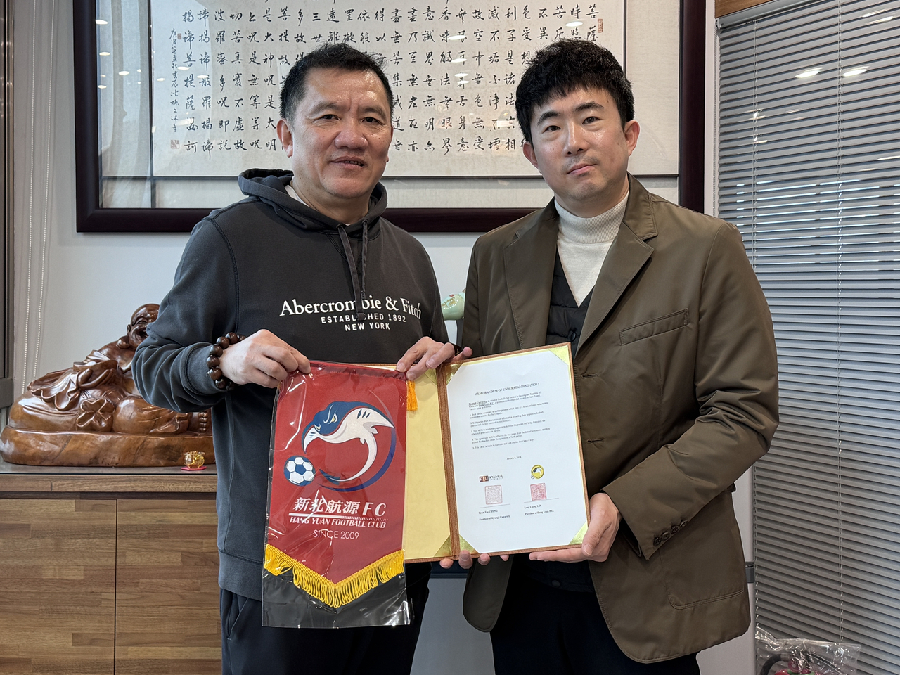항위안 FC 린융청 대표와 경일대 안준상 축구학과장.[경일대 제공]