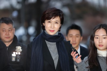 노소영 아트센터 나비 관장이 9일 서울 서초구 서울고등법원에서 열린 최태원 SK그룹 회장과의 재산분할 파기환송심 첫 변론기일에 출석하고 있다. [연합]