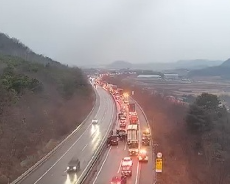 This captured image from Korea Expressway Corp.'s CCTV footage shows the Seosan-Yeongdeok Expressway where a pileup occurred on Saturday. (Yonhap)