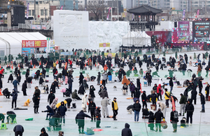 Hwacheon ice fishing festival kicks off in Gangwon