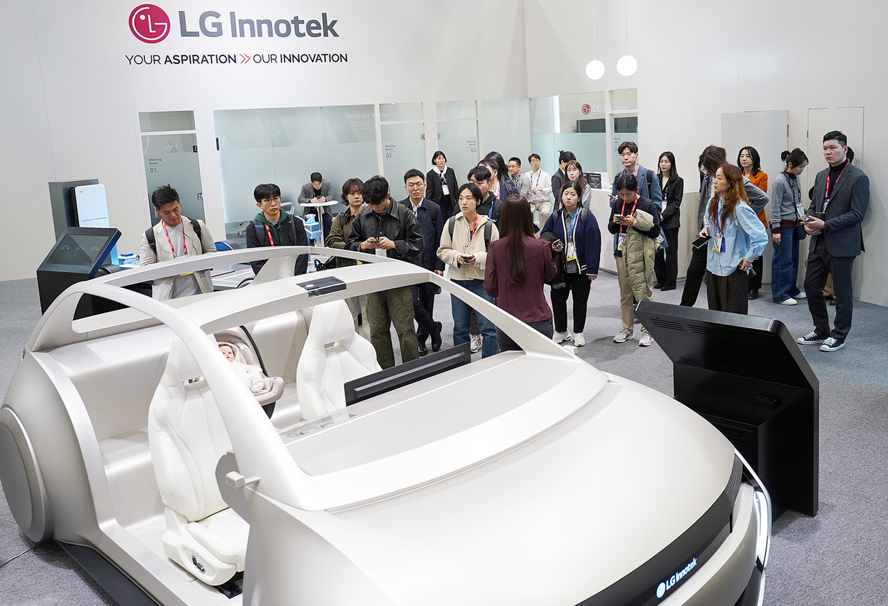 Korean reporters observe LG Innotek's autonomous concept vehicle mock-up during a prebooth tour at CES 2026 held in Las Vegas on January 5. (LG Innotek)