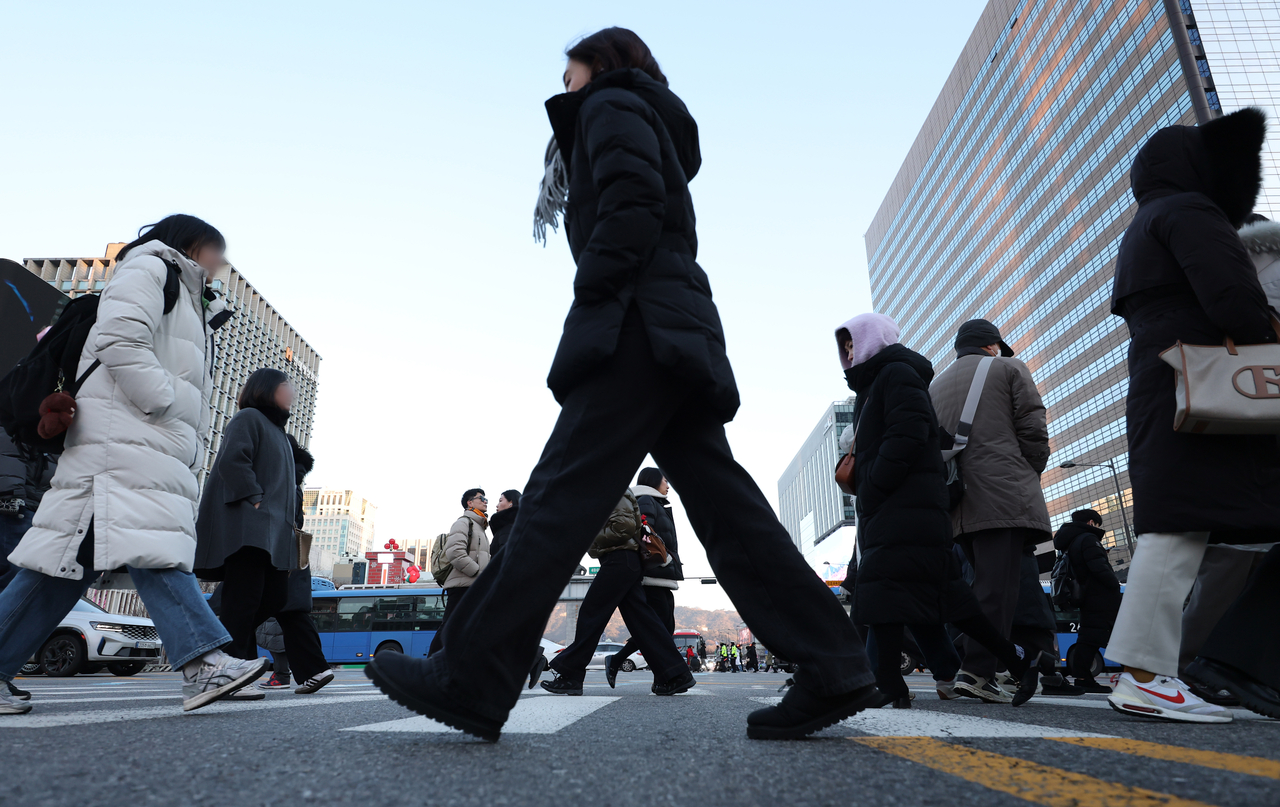 Seoul citizens commute to work in this photo taken on Jan. 2, in Jongno-gu, central Seoul. (Yonhap)
