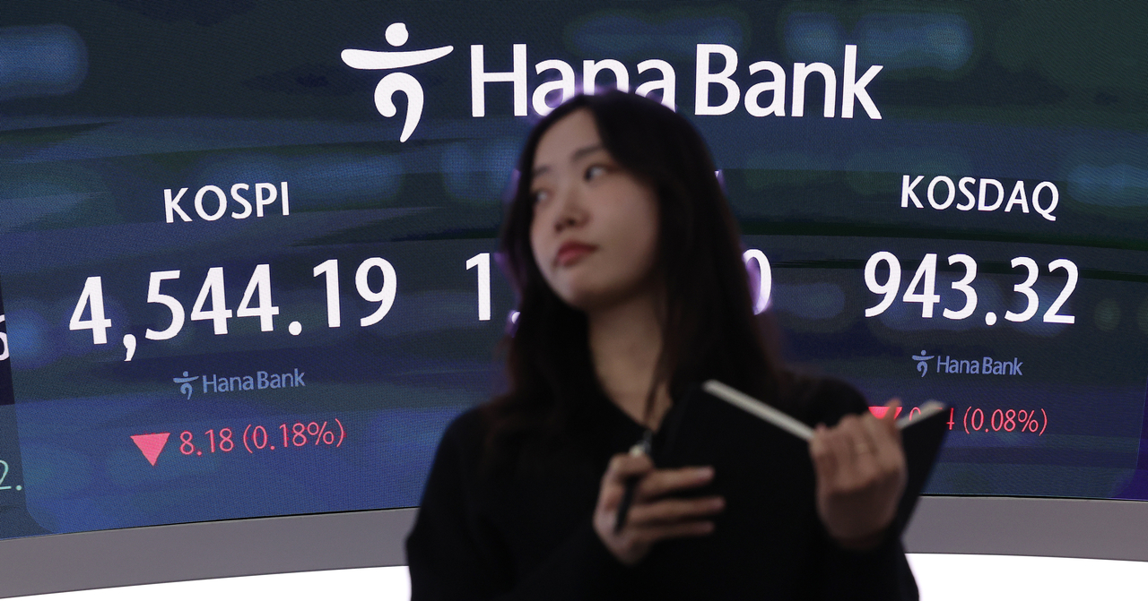 An electronic board shows the benchmark Kospi and secondary Kosdaq at Hana Bank’s dealing room in central Seoul, Friday. (Yonhap)