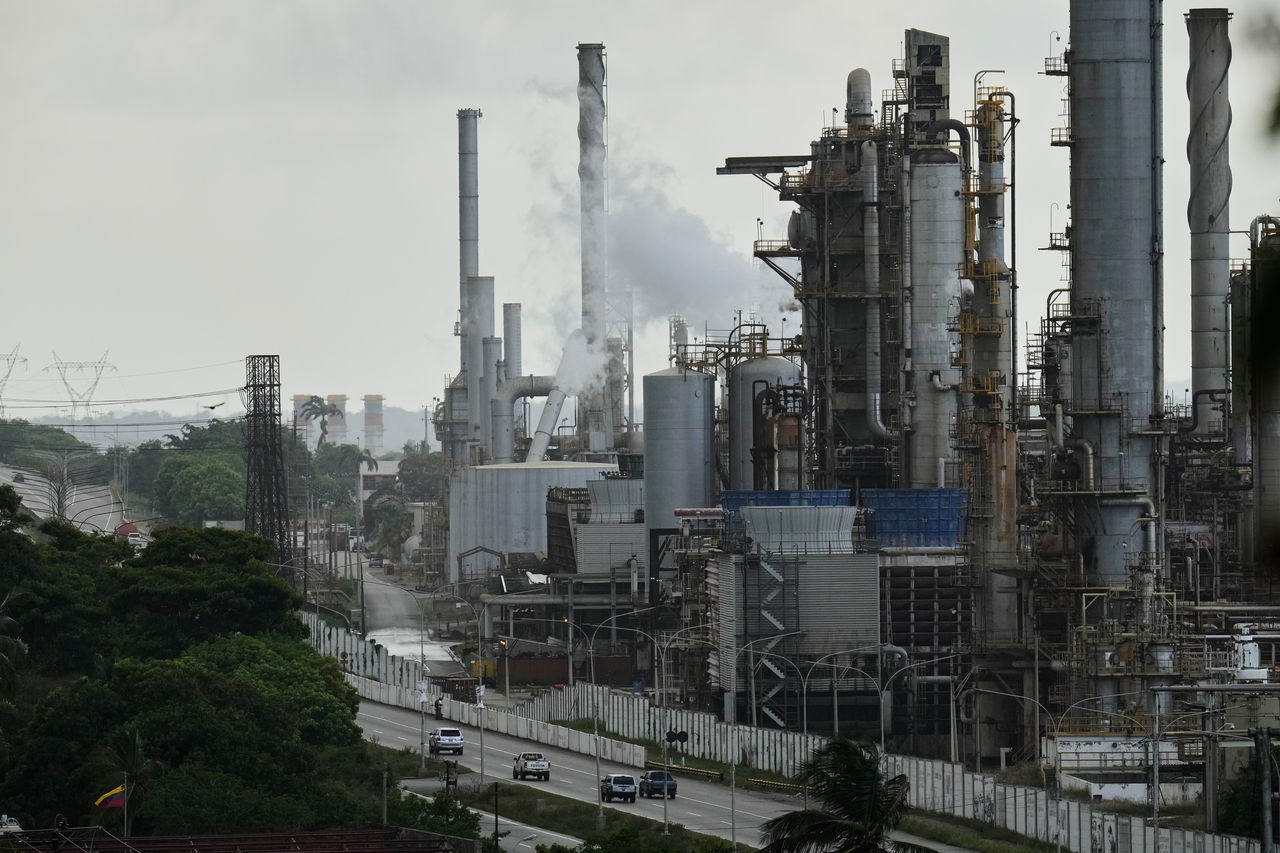 Vehicles drive past the El Palito  oil refinery in Puerto Cabello, Venezuela, Dec. 21.   AP-Yonhap