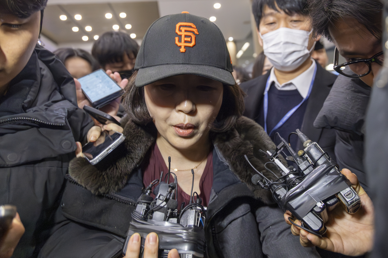 Seoul city councilor Kim Kyung is surrounded by reporters as she arrives at Incheon International Airport, west of Seoul, on a flight from the US on Sunday. (Yonhap)