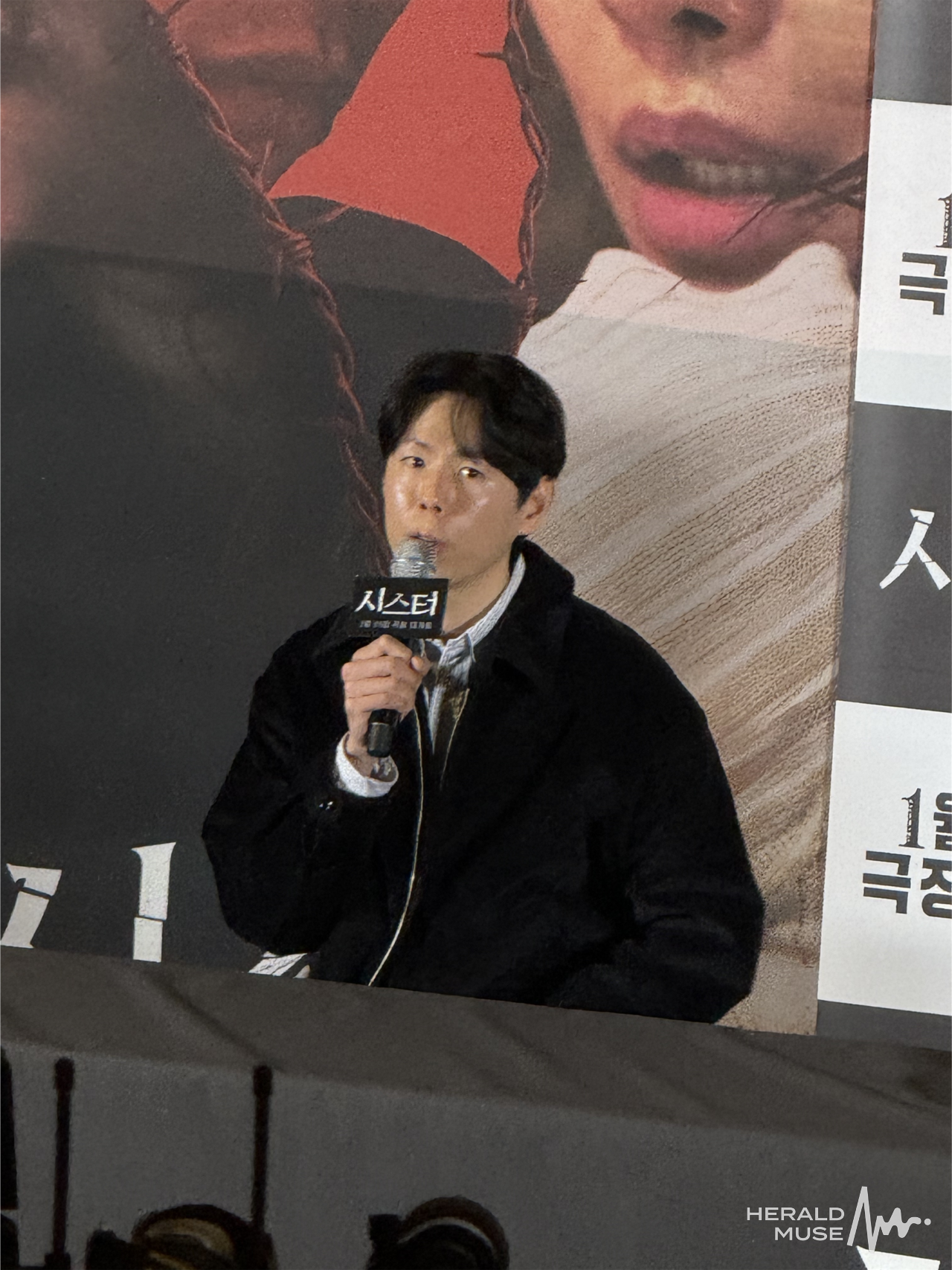 12일 오후 서울 용산구 CGV 용산아이파크몰에서 진행된 영화 <시스터> 언론배급시사회에서 진성문 감독이 답하고 있다. 김민지 기자