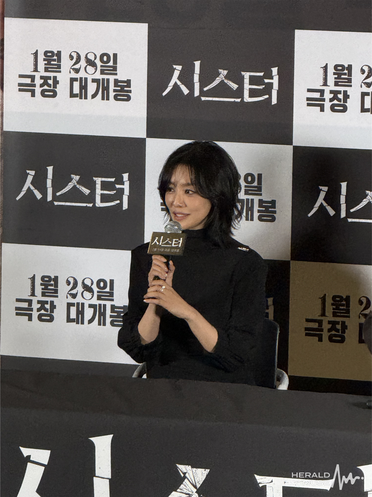 12일 오후 서울 용산구 CGV 용산아이파크몰에서 진행된 영화 <시스터> 언론배급시사회에서 배우 차주영이 답하고 있다. 김민지 기자