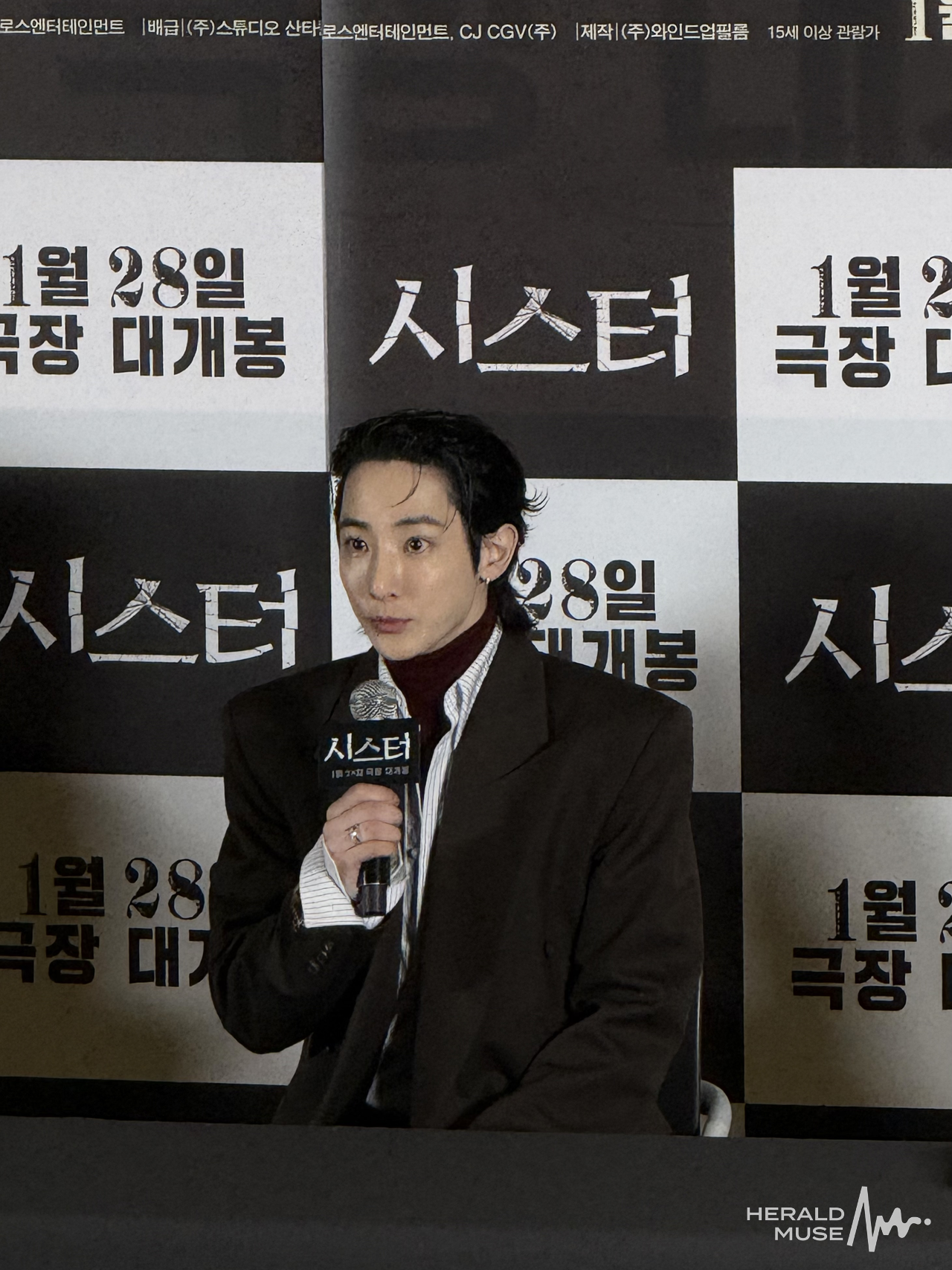 12일 오후 서울 용산구 CGV 용산아이파크몰에서 진행된 영화 <시스터> 언론배급시사회에서 배우 이수혁이 답하고 있다. 김민지 기자