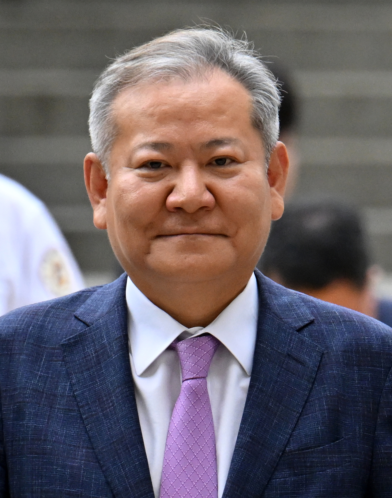 Former Interior Minister Lee Sang-min enters the Seoul Central District Court in southern Seoul on July 31, 2025 to attend his arrest warrant hearing. (Lim Se-jun/The Korea Herald)