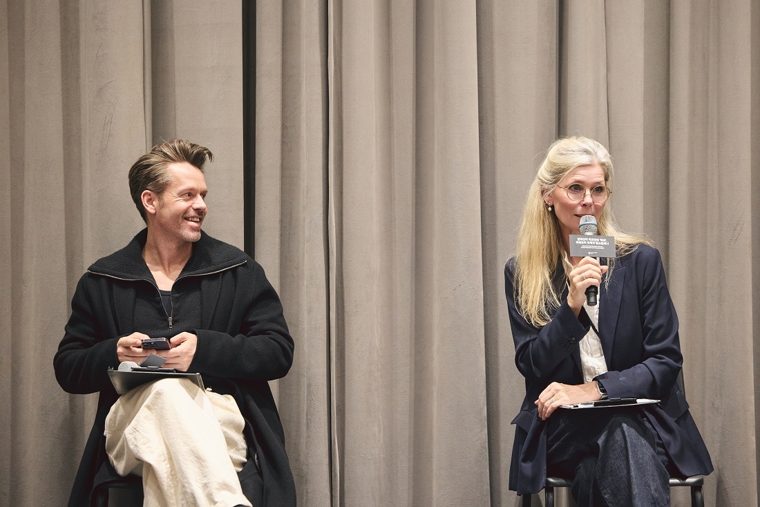 Swedish choreographer Alexander Ekman (left) and Katrin Hall, artistic director of Gothenburg Opera Dance Company, attend a press conference on Wednesday at the LG Arts Center in Seoul. (LG Arts Center)