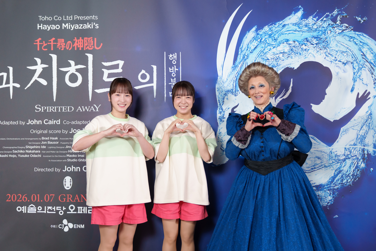 From left, actors Rina Kawaei, Mone Kamishiraishi and Mari Natsuki pose for a group photo after a press event at Seoul Arts Center, Wednesday. (CJ ENM)