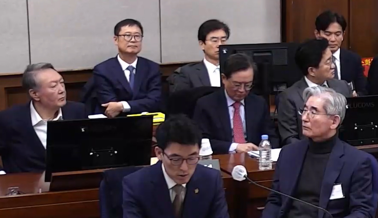 Former President Yoon Suk Yeol (second row, left) and former Defense Minister Kim Yong-hyun (front, second from left) attend the final hearing of Yoon‘s insurrection charge at the Seoul Central District Court on Friday. (Newsis)