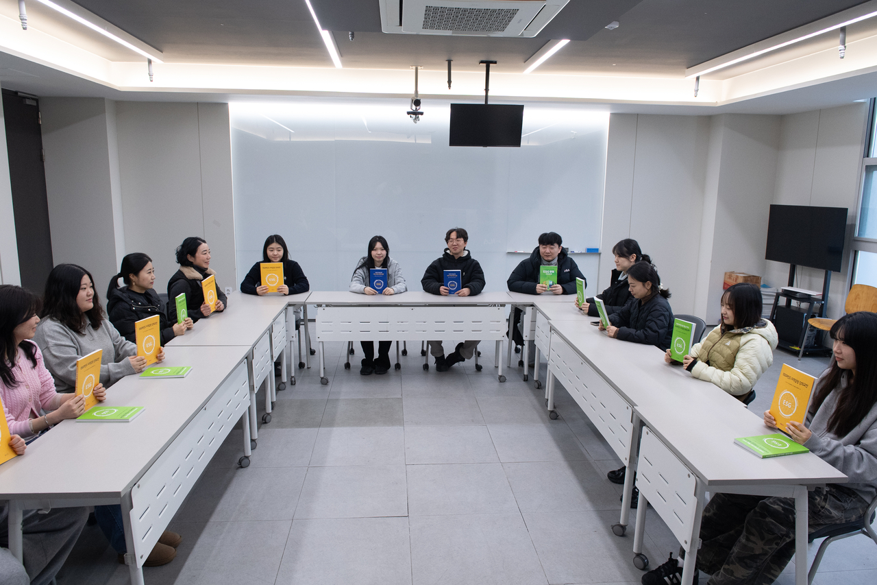 지난 9일 대학 연마관 강의실에서 전문대학평생직업교육협회가 주관한 ‘COLiVE ESG마인드’ 자격시험에 합격한 대구보건대 재학생들이 교안을 들고 기념촬영을 하고 있다.[대구보건대 제공]