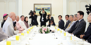 Lee meets religious leaders