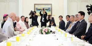 Lee meets religious leaders