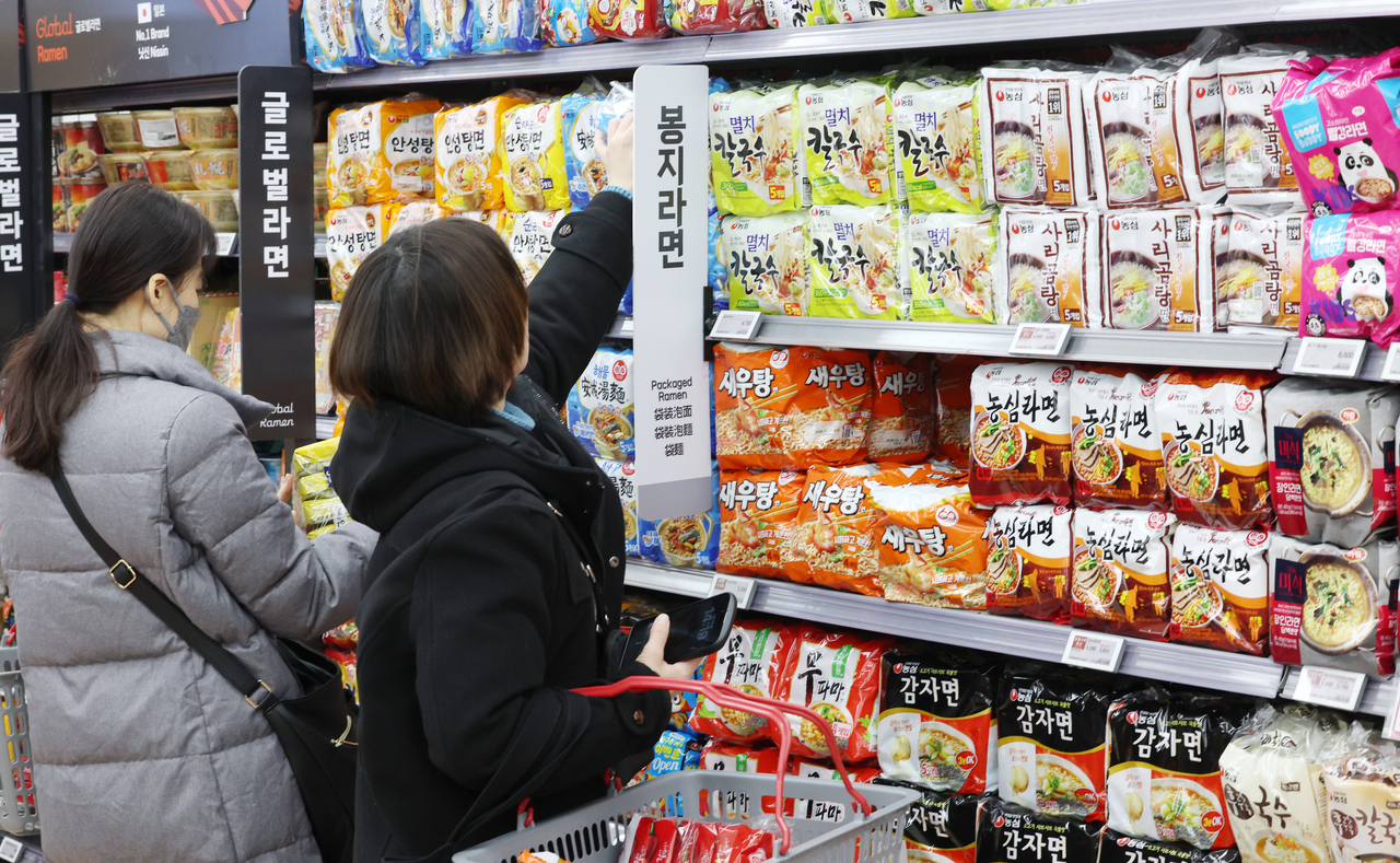 Shoppers browse instant noodles at a supermarket in Seoul on Dec. 17. (Newsis)