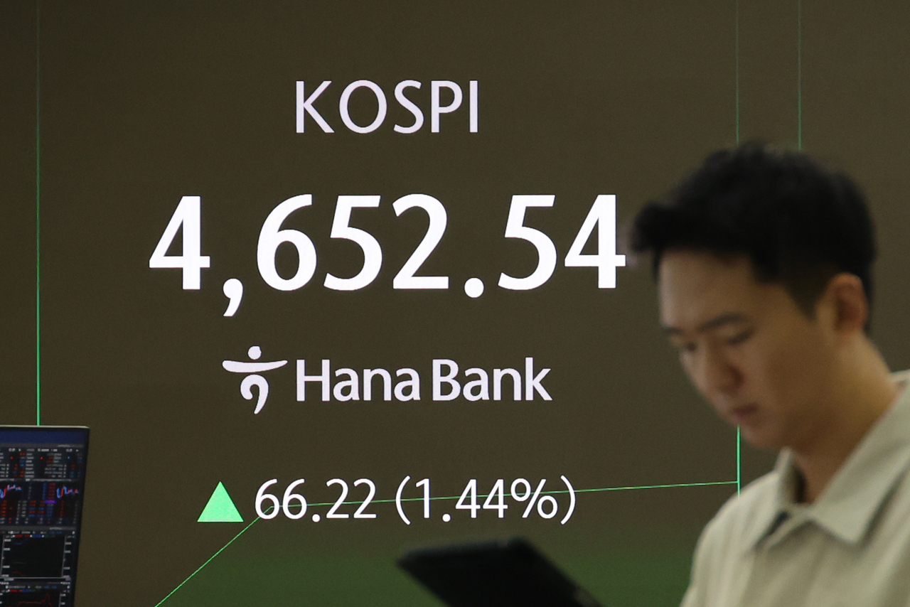 An electronic board at a Hana Bank dealing room in Seoul shows the Kospi at 4,652.54 on Monday, marking a new all-time intraday high. (Yonhap)