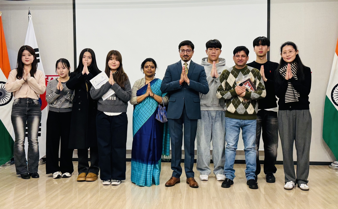Indian Ambassador to Korea Gourangala Das (fifth from right) and spouse Harsha Dass (fifth from left) pose for a group photo with attendees of the World Hindi Day in Seoul on Saturday. (Sanjay Kumar/The Korea Herald)
