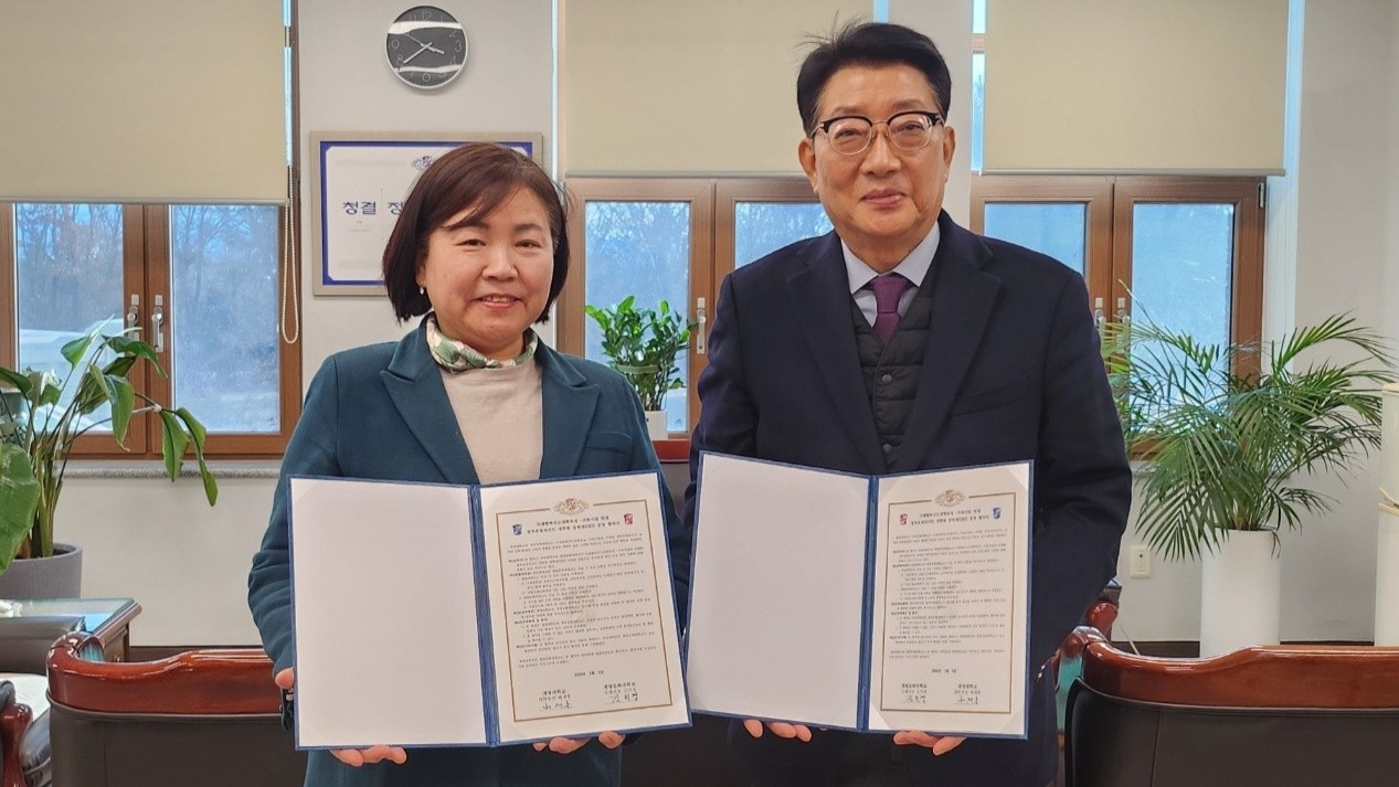 김민경 계명문화대 국제처장(왼쪽)과 배재훈 계명대 대학원장.[계명문화대 제공]