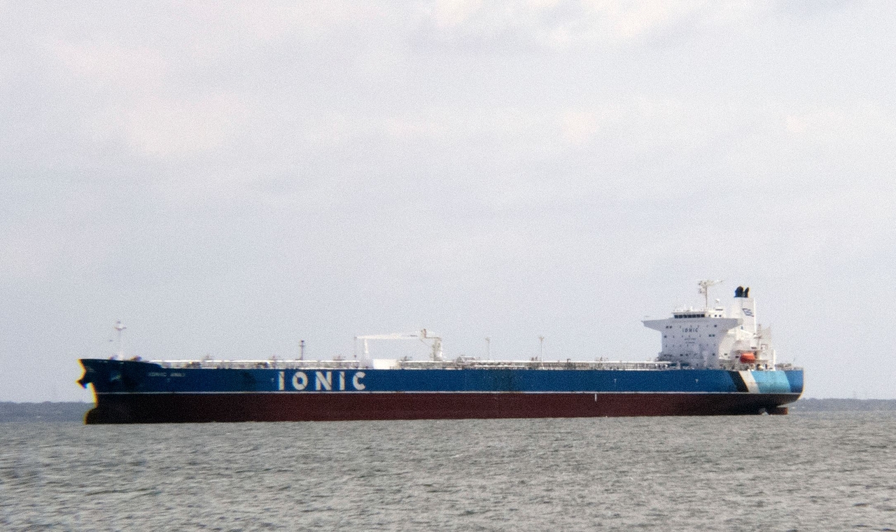 The crude oil tanker Ionic Anax docks at the Maracaibo Lake in Maracaibo, Venezuela, on Saturday.   AFP-Yonhap