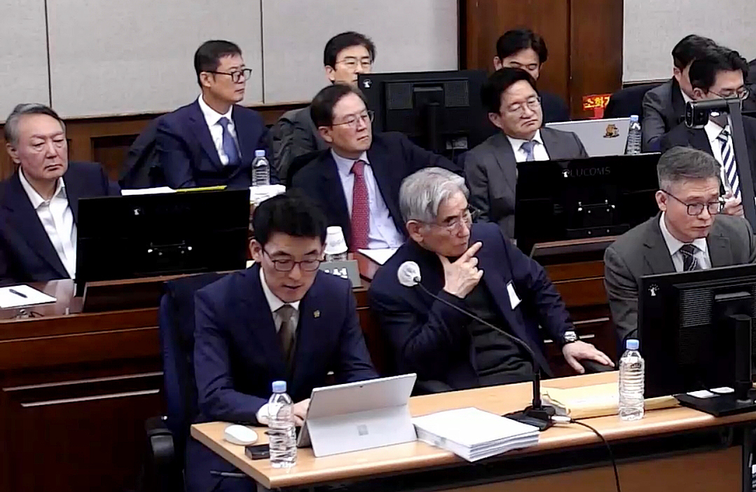 Lee Ha-sang (front left), attorney of former Defense Minister Kim Yong-hyun (front, second from left), reads from a document during the final court hearing for the insurrection charge of former President Yoon Suk Yeol (second row, left), and for seven of Yoon‘s closest aides, held at the Seoul Central District Court, Friday.  (Yonhap)