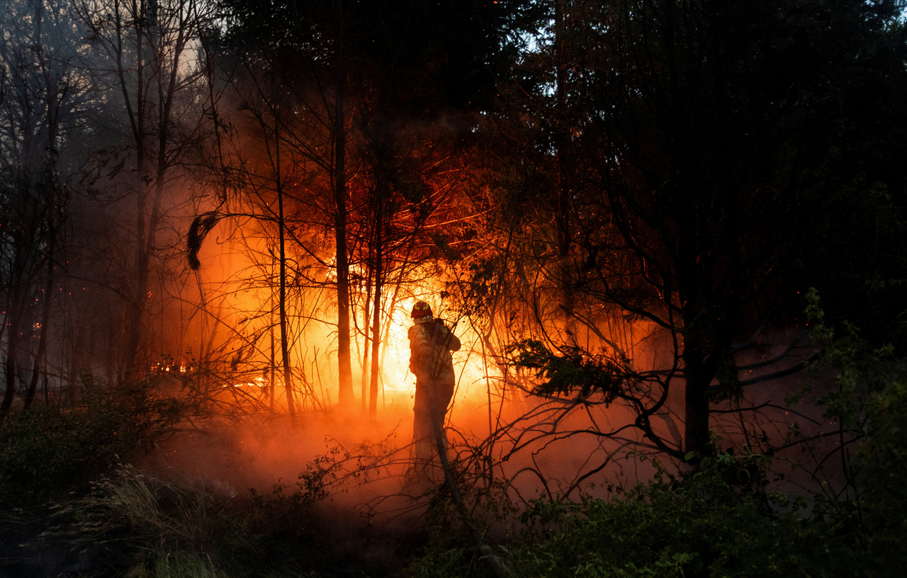 A firefighter works to extinguish a wildfire in El Coihue, in the Patagonian province of Chubut, Argentina, Friday. (Reuters-Yonhap)