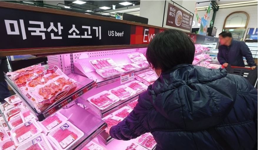 지난해 5월 1일 서울의 한 대형마트 미국산 소고기 판매대. [연합]
